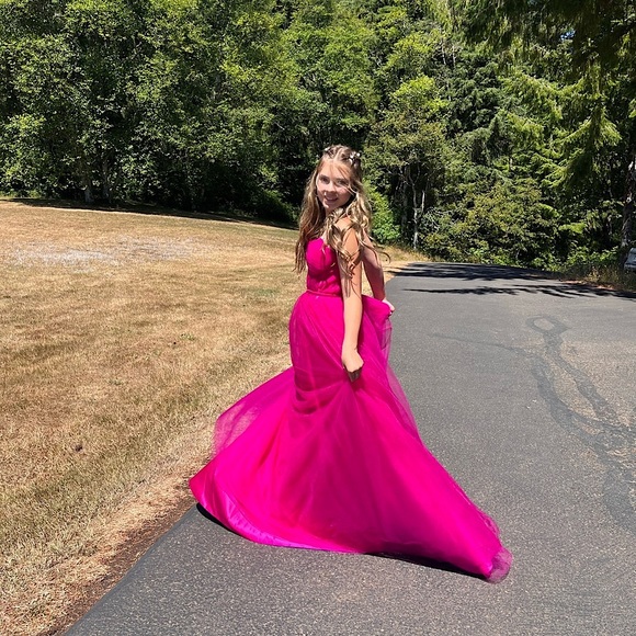 Beautiful prom dress! - Picture 1 of 9